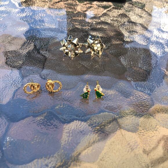 Vintage Christmas Earrings Avon Small Gold Wreaths, Gift Bows, Christmas Trees - Picture 1 of 6